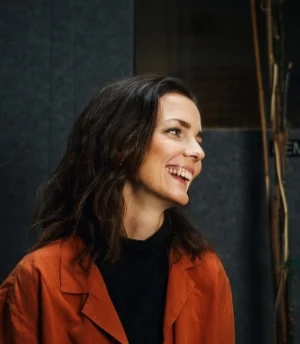 Malin Andersson vocal coach laughing in studio