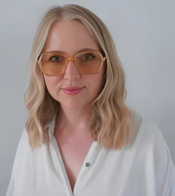 Polly Scattergood headshot